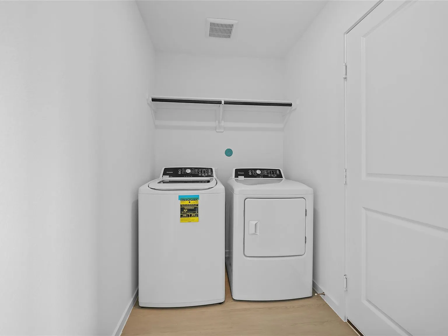 3 bed, 2.0 bath, 1276 sqft, $1,900 — Photo 4