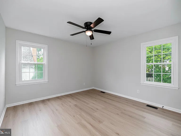 561 Tiffany Ct — Photo 17