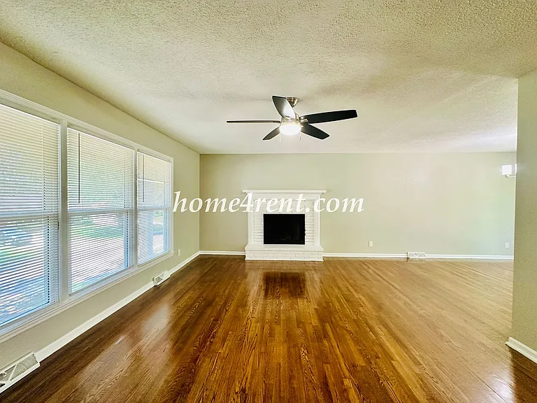7421 Hardy Ave — Photo 5