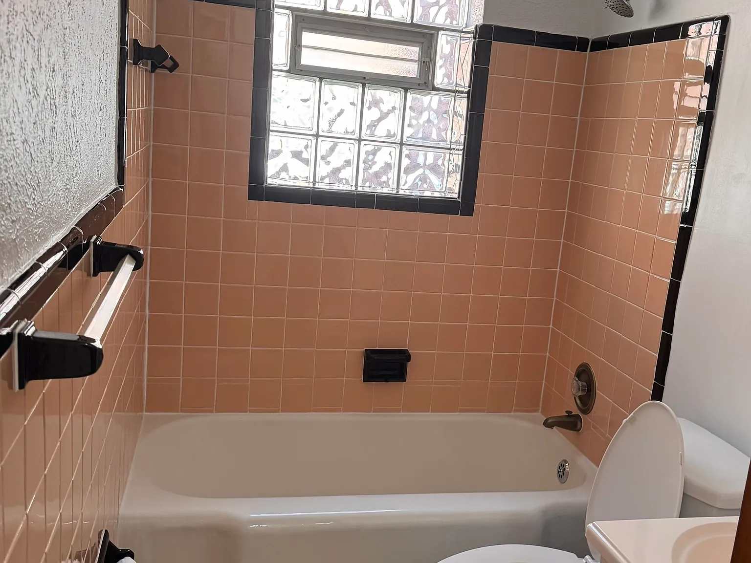 1 bed, 900 sqft, $1,025 — Photo 2