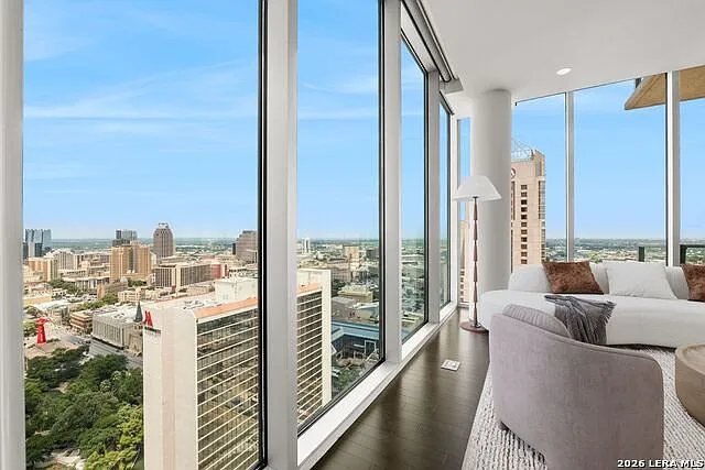 610 Market E #2708 — Photo 2