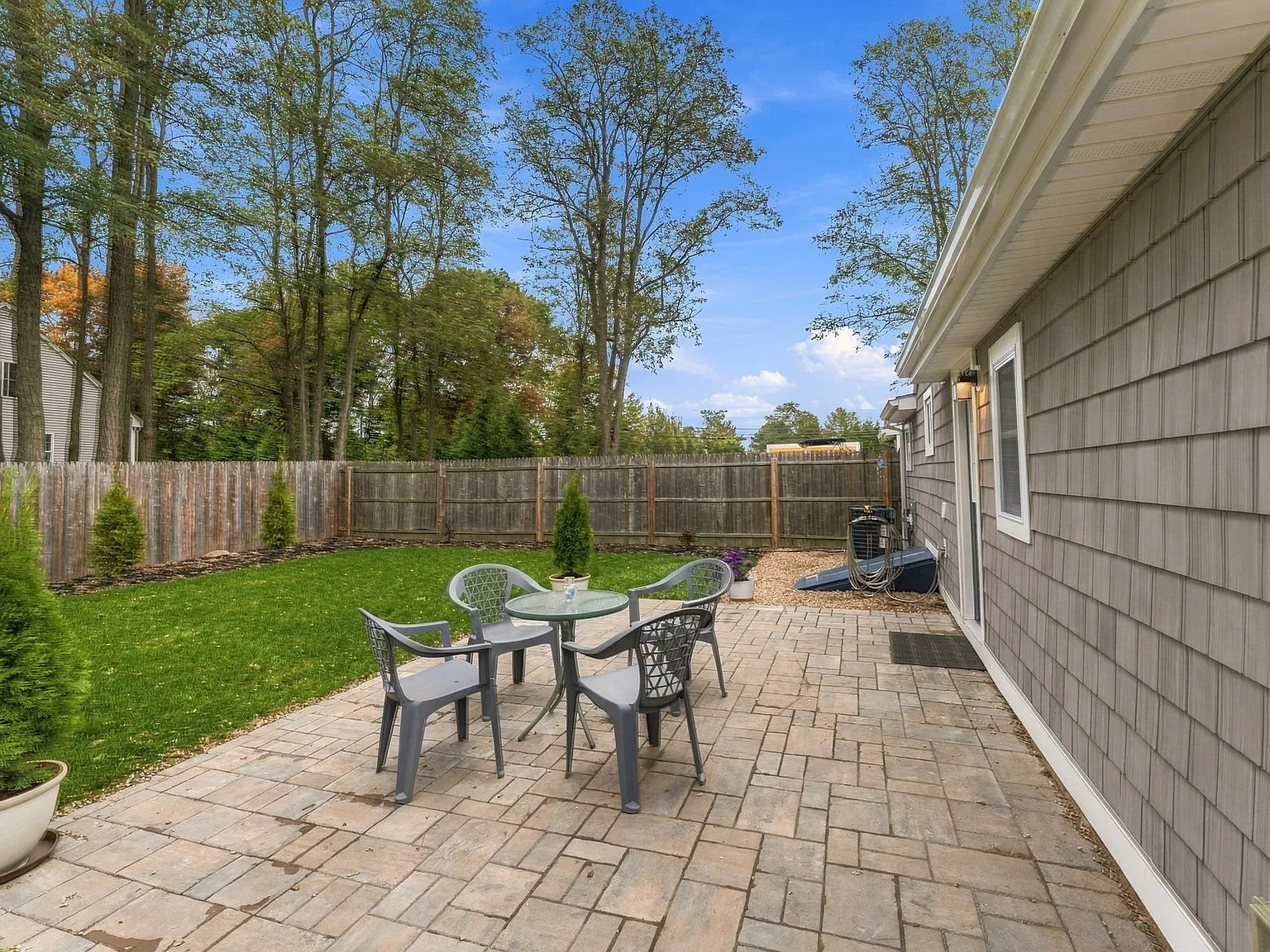 3 bed, 1300 sqft, $3,200 — Photo 1