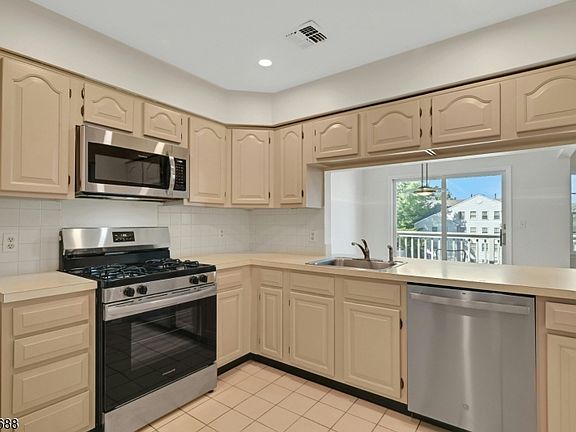 3rd image of 105 Quartz Ln