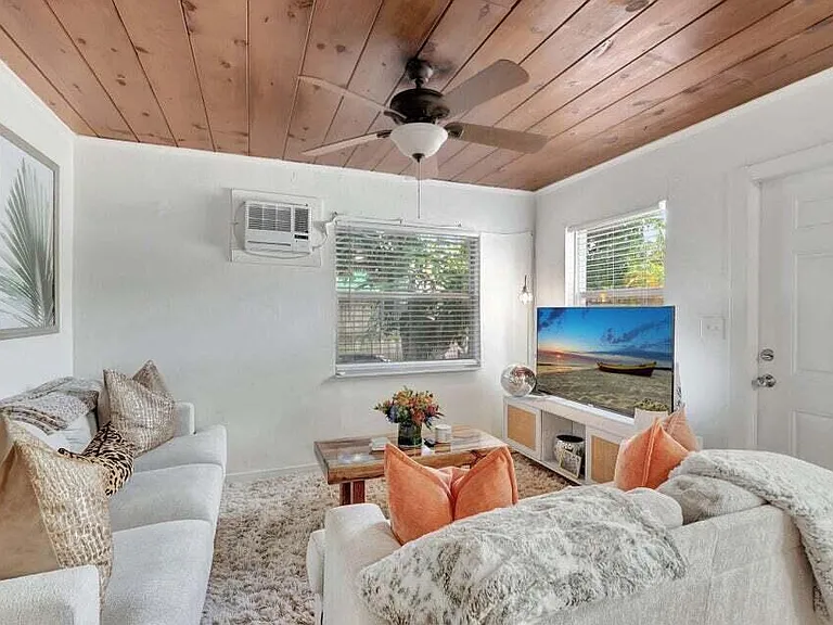 329 SE 3rd Ave — Photo 4