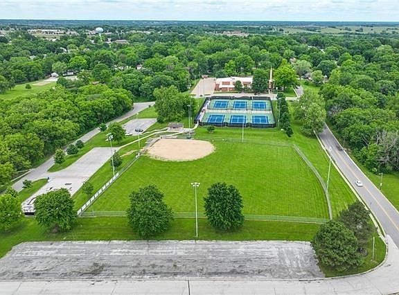 5th image of 602 Camelot Dr