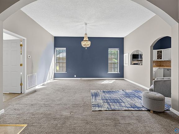 2nd image of 2547 Pinedale Dr