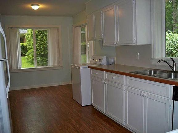 Big Kitchen w Brkfst Area