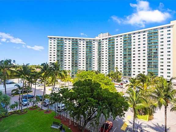3rd image of 19390 Collins Ave APT 502
