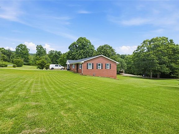 4th image of 1480 Jackson Dr