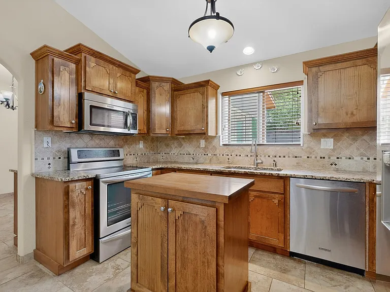 5612 Chelwood Park Blvd NE — Photo 12