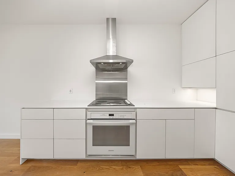 644 Selden St #302 — Photo 9
