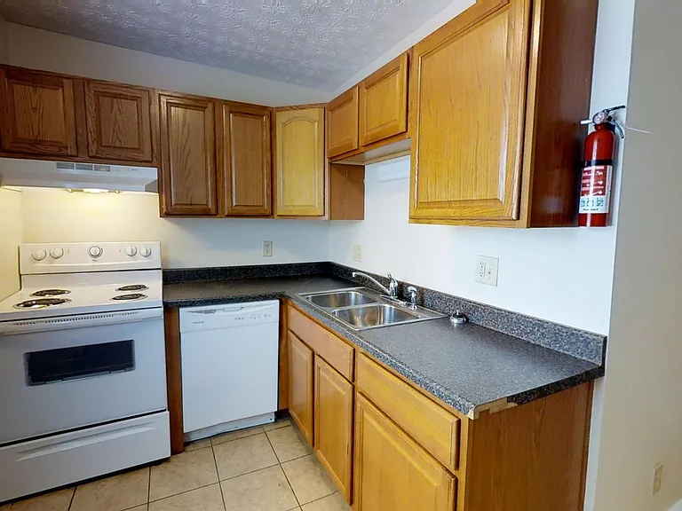 1379 Indianola Ave — Photo 4