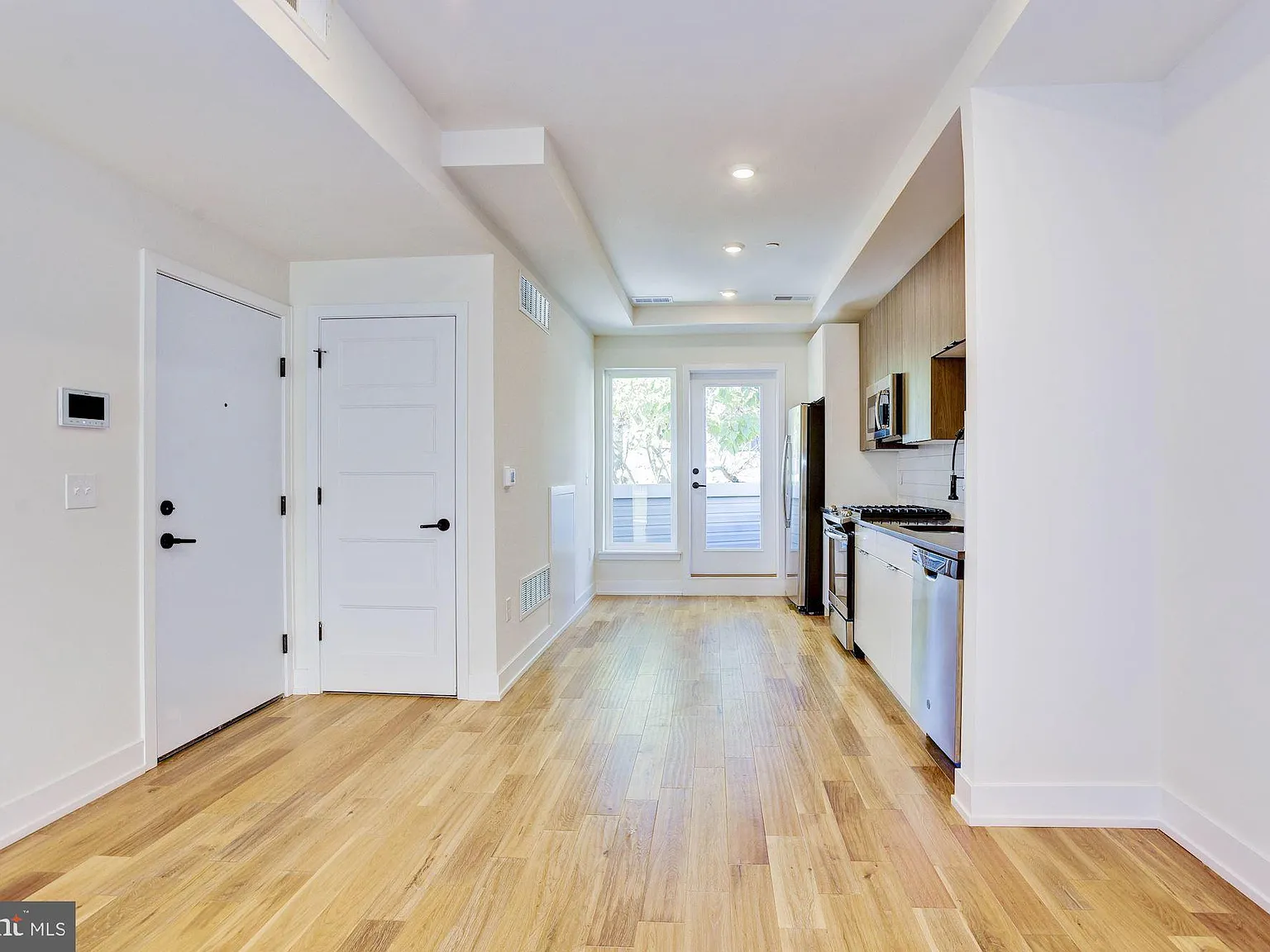 1 bed, 1000 sqft, $1,650 — Photo 2