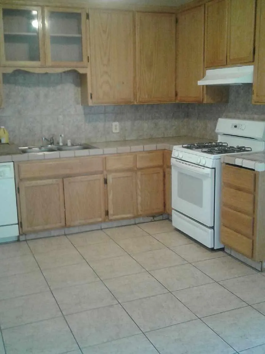 3 bed, 1100 sqft, $1,350 — Photo 1