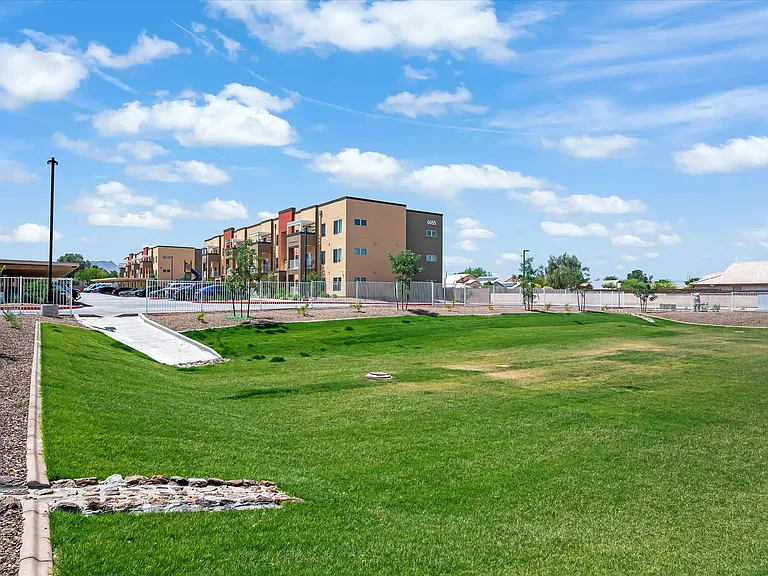 Lynne Village Apartments — Photo 1