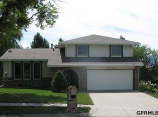 11120 Laurel Cir, Omaha, NE 68164