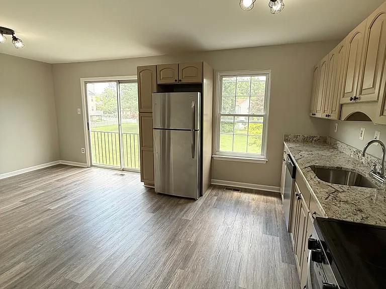 39 Chesthill Ct — Photo 5
