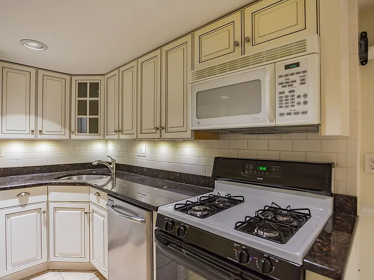 626 S Clifton St — Photo 2