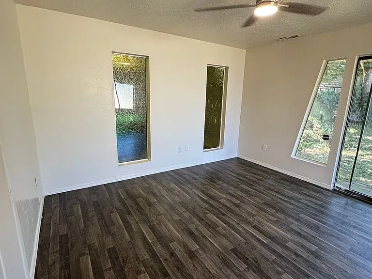 8003 N Wabash Ave — Photo 15