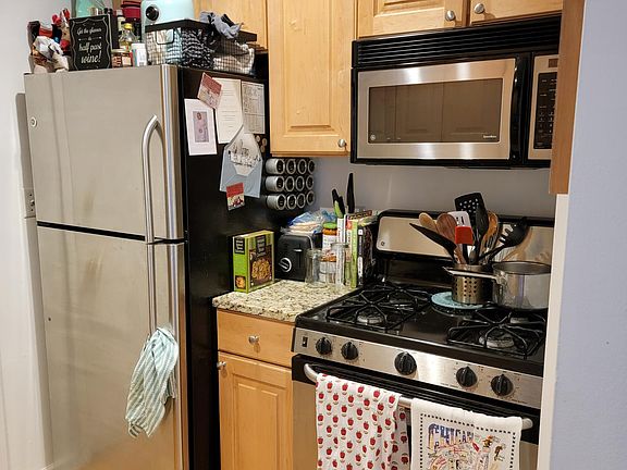 2nd image of 681 W Wrightwood Ave APT 2E