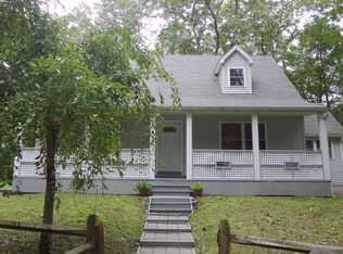 3 Evergreen Dr, Bushkill, PA 18324