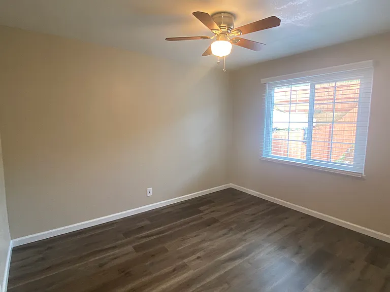 Spring Hill Court Apartments — Photo 19