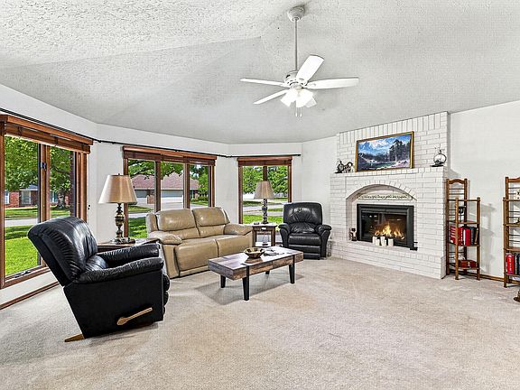 4th image of 1934 E Ridgewood Drive