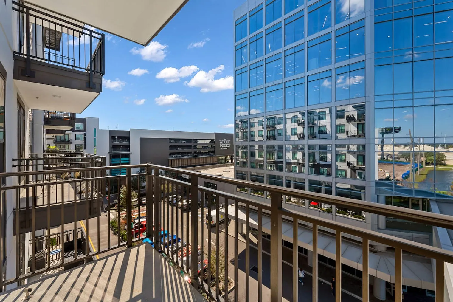 1 bed, 1.0 bath, 753 sqft, $4,419 — Photo 2