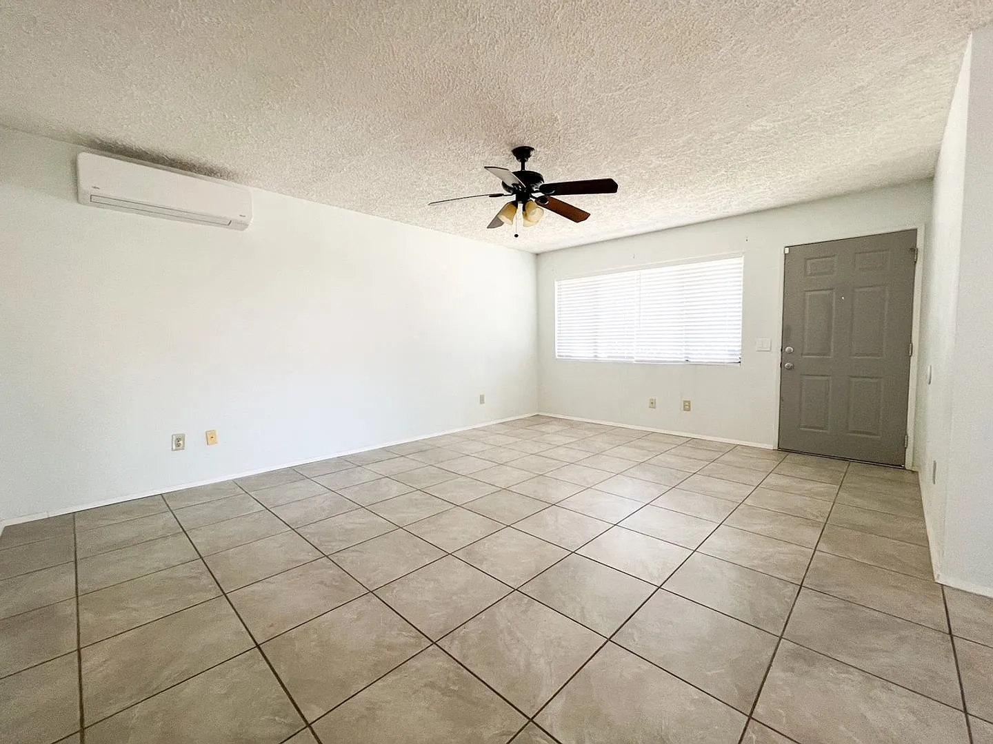 3 Bedroom Home in 29 Palms — Photo 2