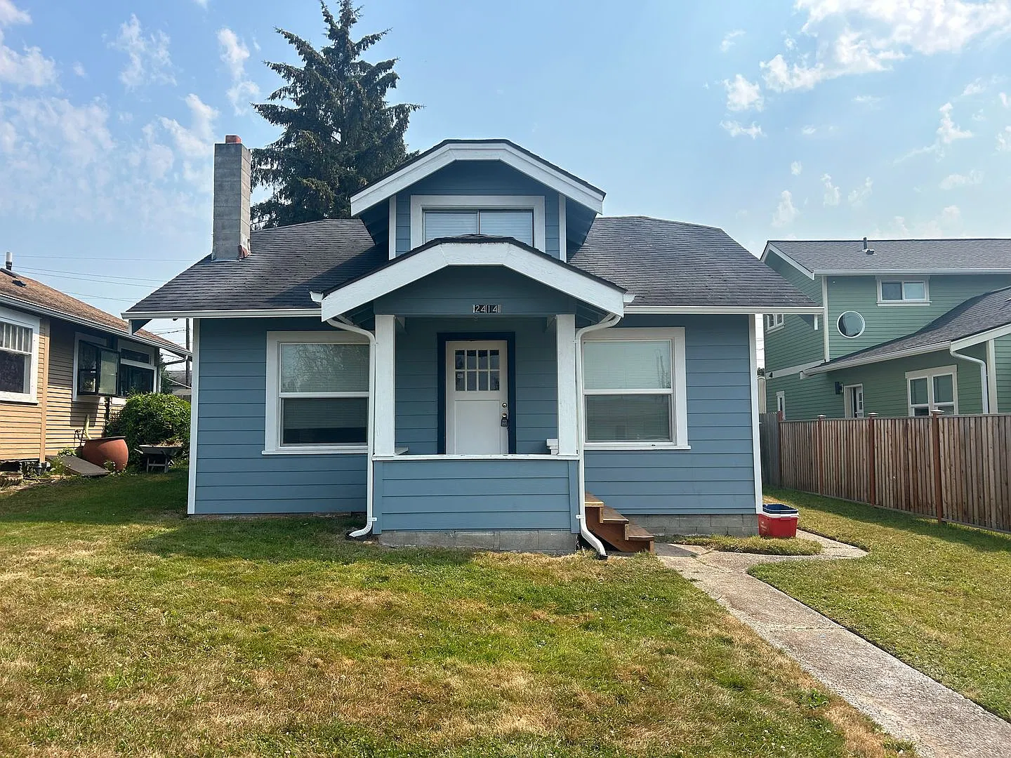 Beautifuly updated 2 Bedroom home with back yard — Photo 1