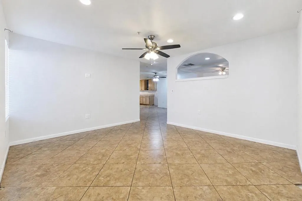 4 bed, 2.5 bath, 2434 sqft, $3,000 — Photo 2
