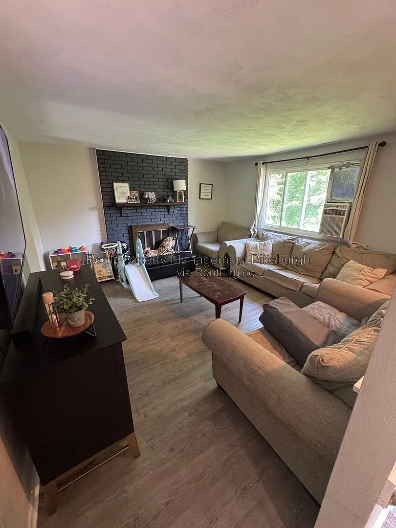 3 bed, 1.0 bath, 1000 sqft, $1,995 — Photo 2