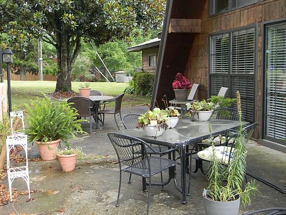 Front patio
						:
						Room for multiple seating arrangements