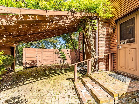 5th image of 415 Warren Ave