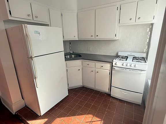 4th image of 639 Henry St #2