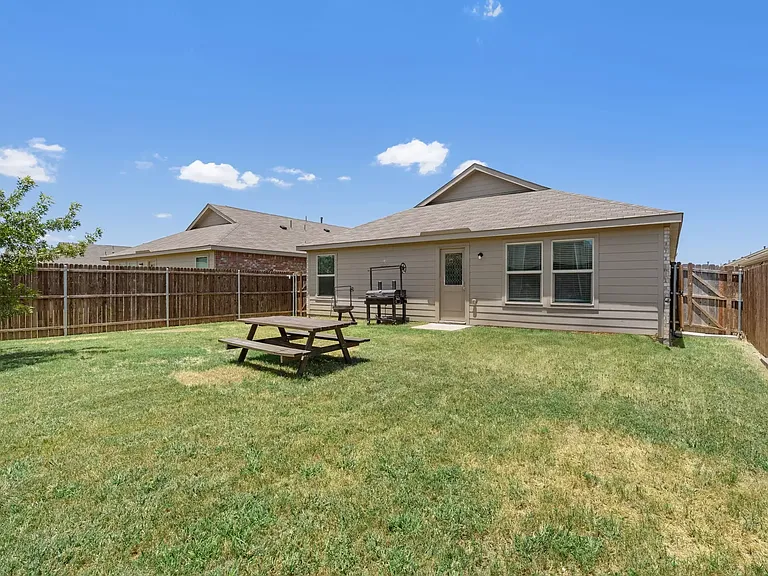 709 Odlozil Ln — Photo 21