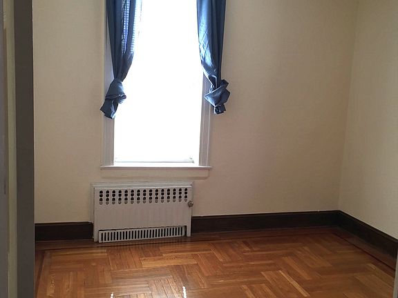 2nd image of 4115 Manhattan Ave #001