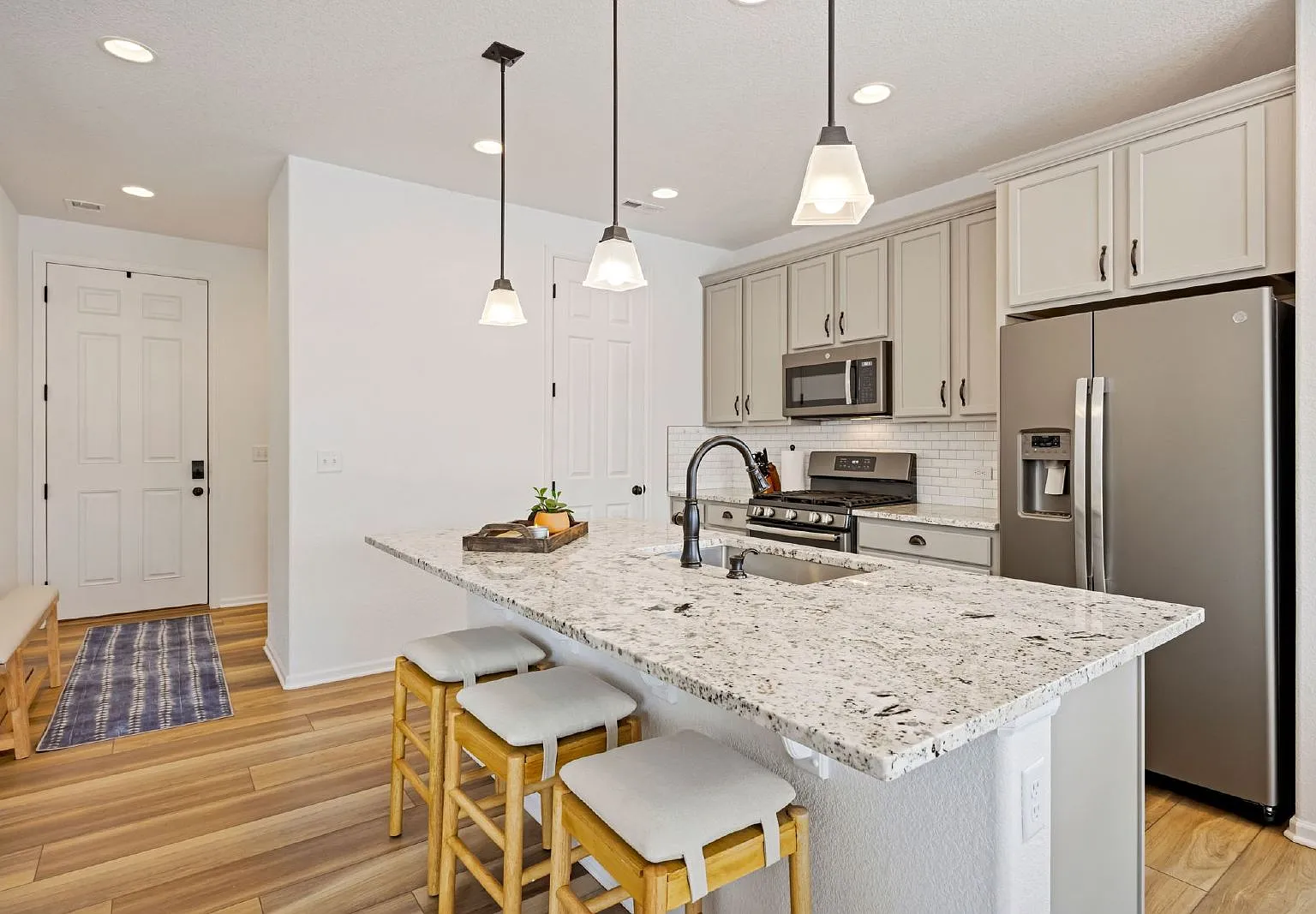 3 bed, 2.5 bath, 1856 sqft, $4,500 — Photo 2