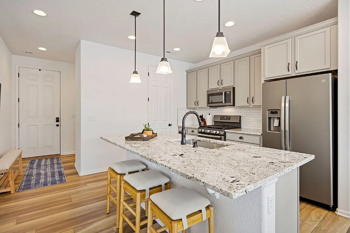 Building Photo - 5597 Carmon Dr