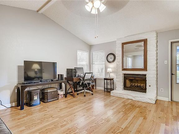 4th image of 3819 Alexandria Dr