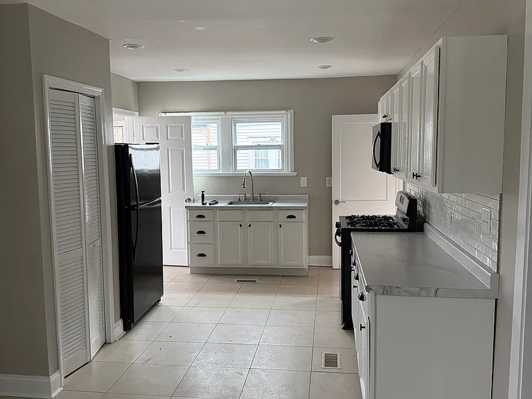 445 W 25th St — Photo 27
