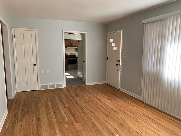 3rd image of 1738 Oxford Dr