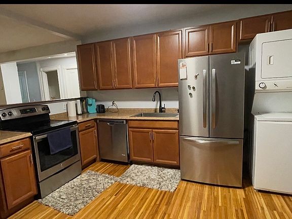 3rd image of 21.5 Thayer St