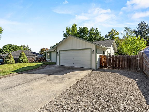 4th image of 323 Snowy Butte Ln