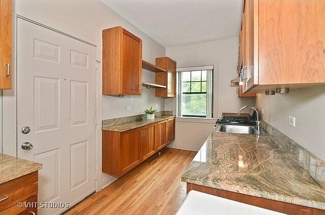 2nd image of 7033 N Sheridan Rd #3W