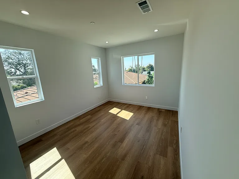 3555 E Green St — Photo 10