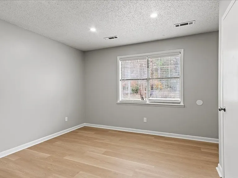 Swan Creek Apartments — Photo 22