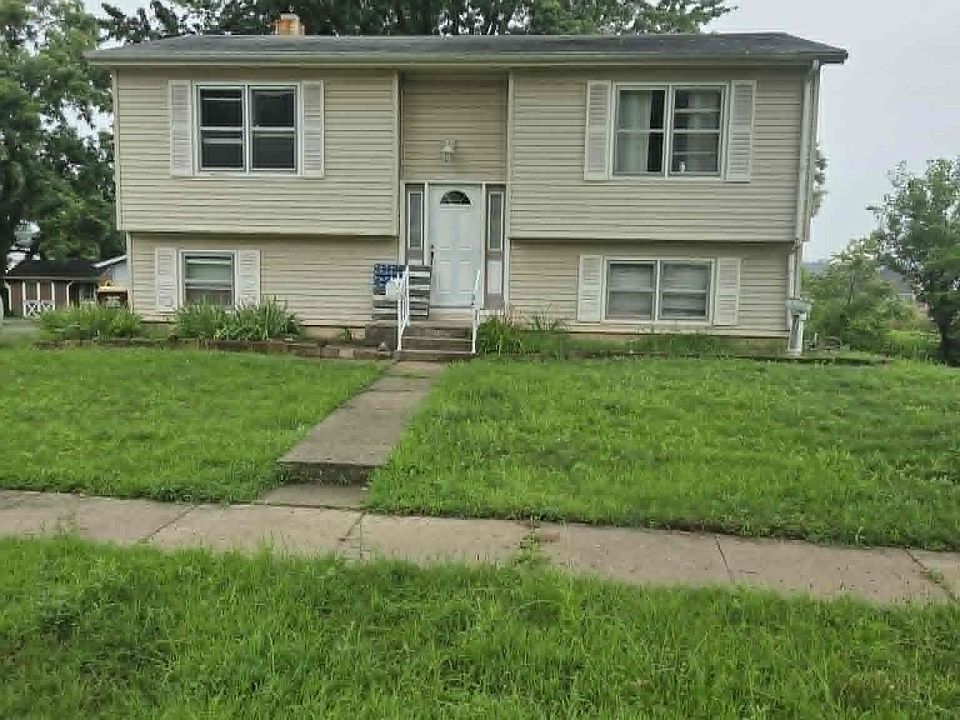 1st image of 305 Oak St