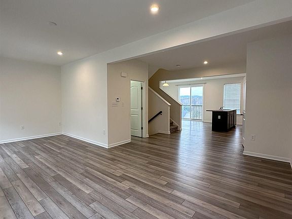 4th image of 338 Bay St