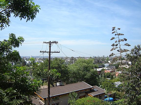 4th image of 3943 De Longpre Ave